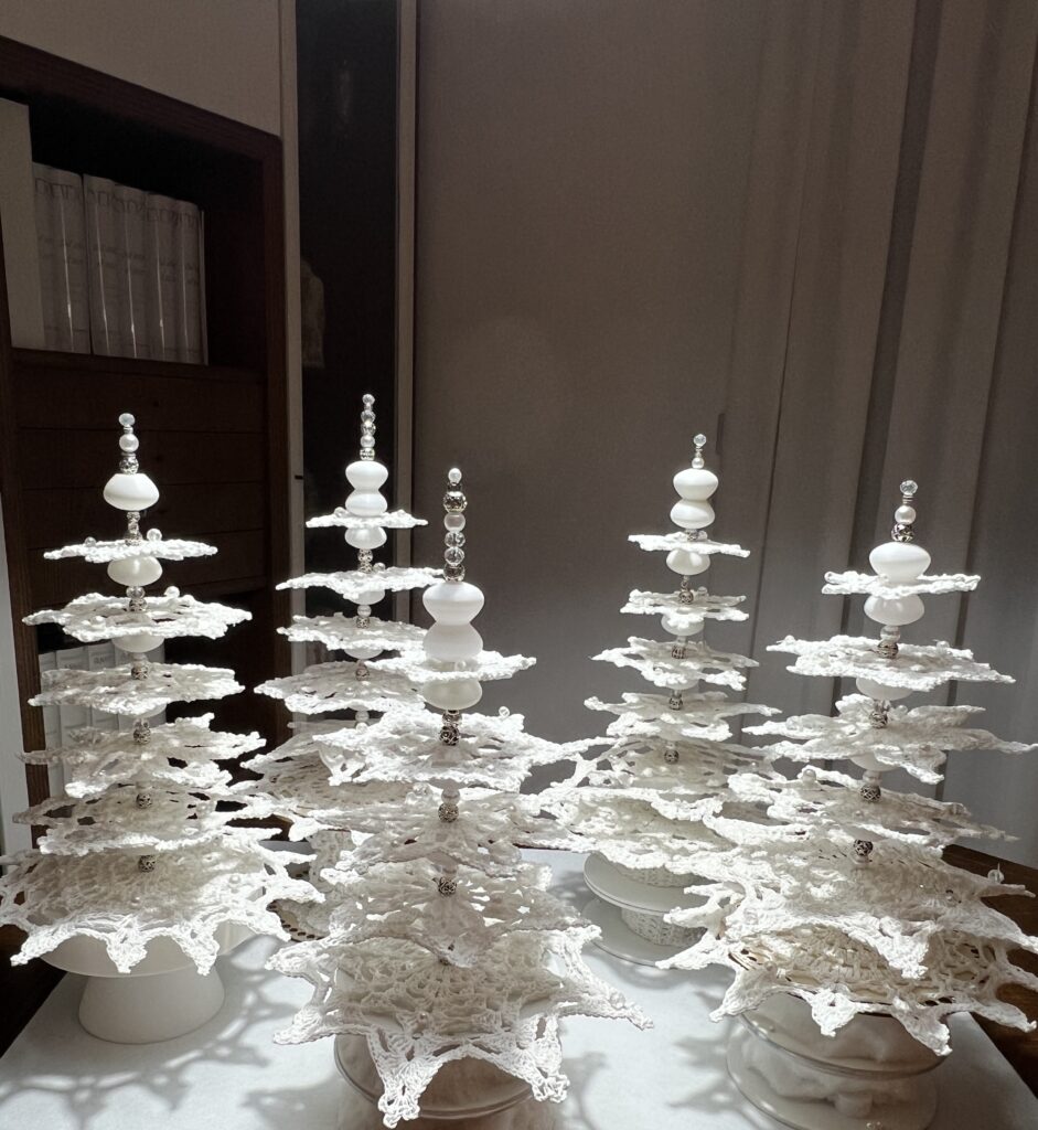 Alberelli decorativi bianchi all’uncinetto