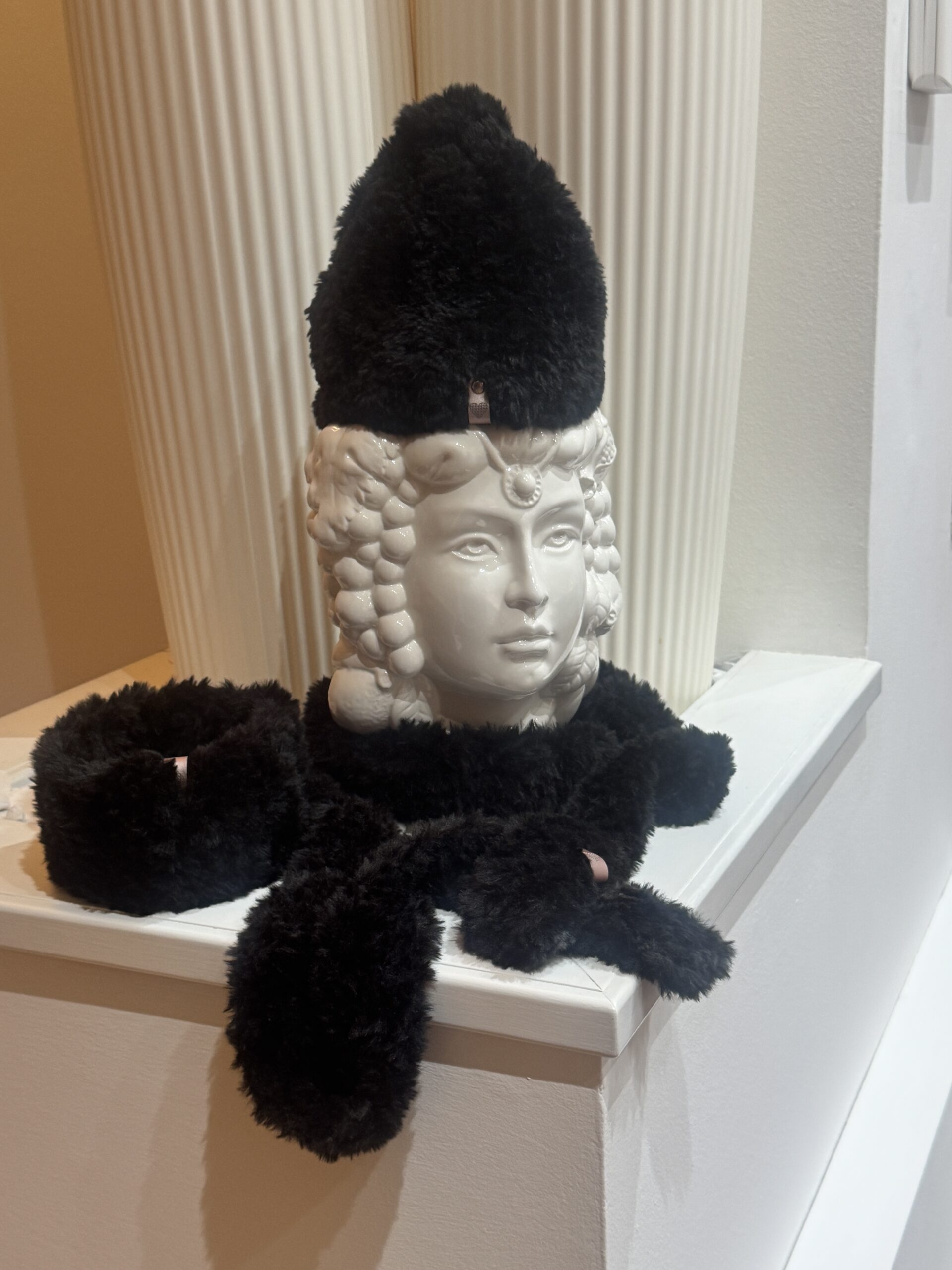 Fotografia originale: berretta, fascia e twilly neri in filato PELUCHE