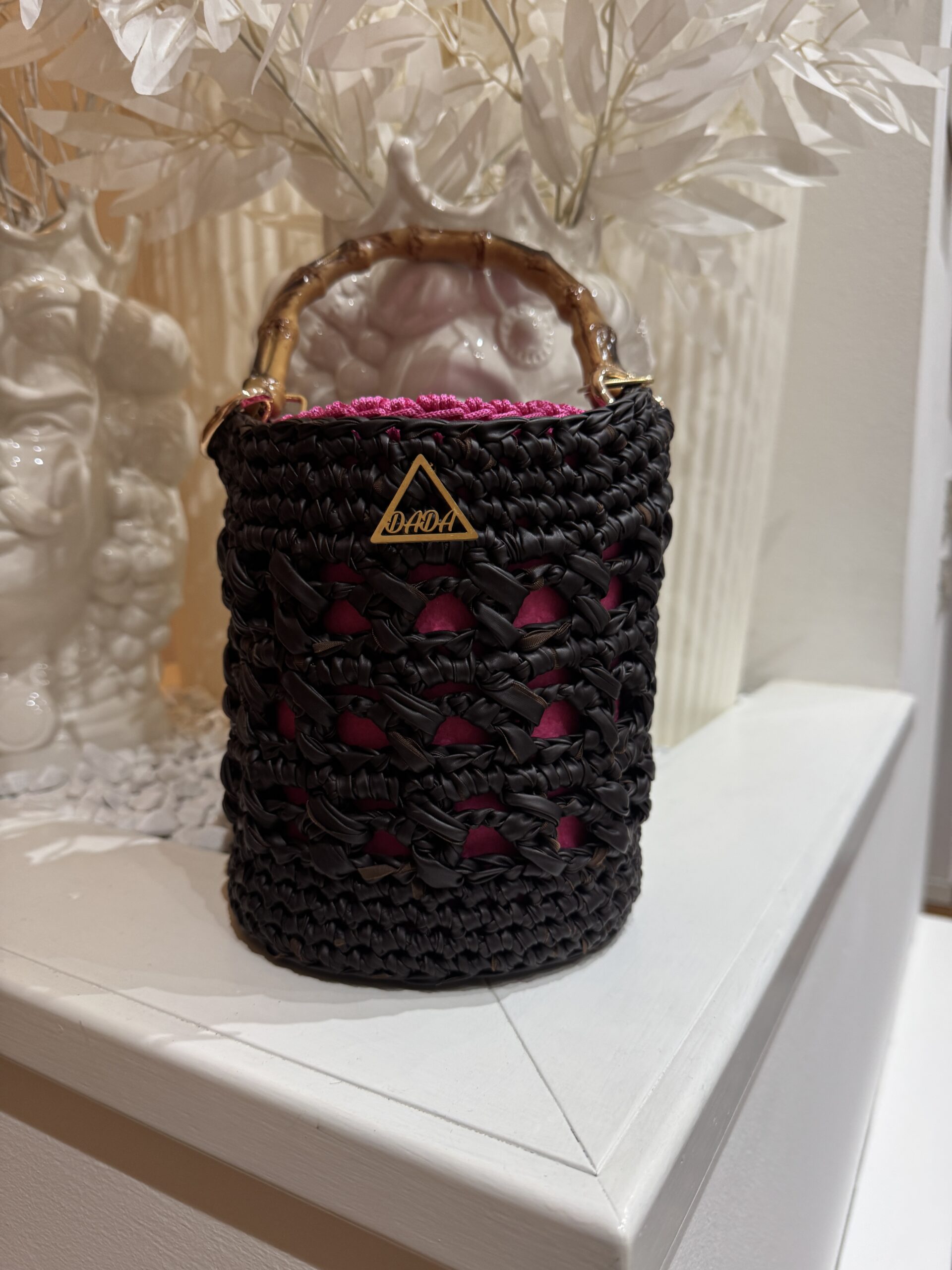 Sara: borsa a secchiello marrone scuro, interno rosa e manico effetto bambù