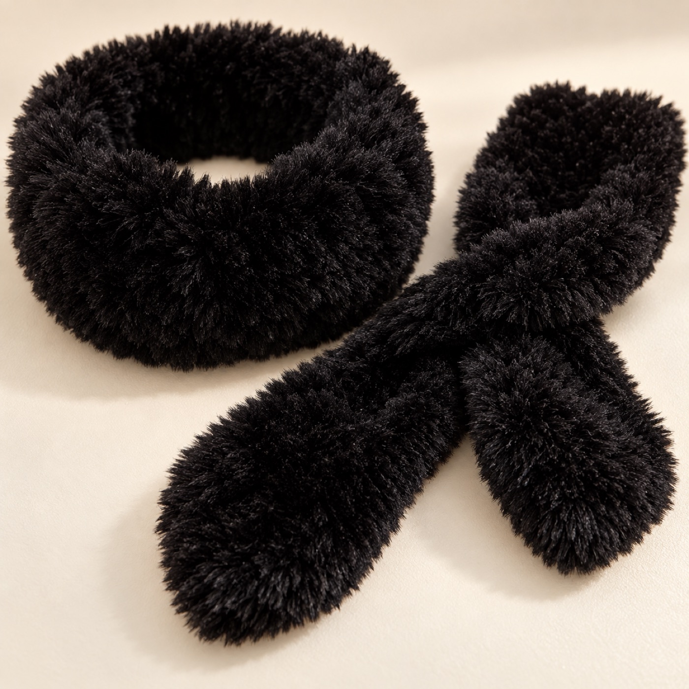 Ricostruzione illustrativa IA del filato PELUCHE nero degli accessori