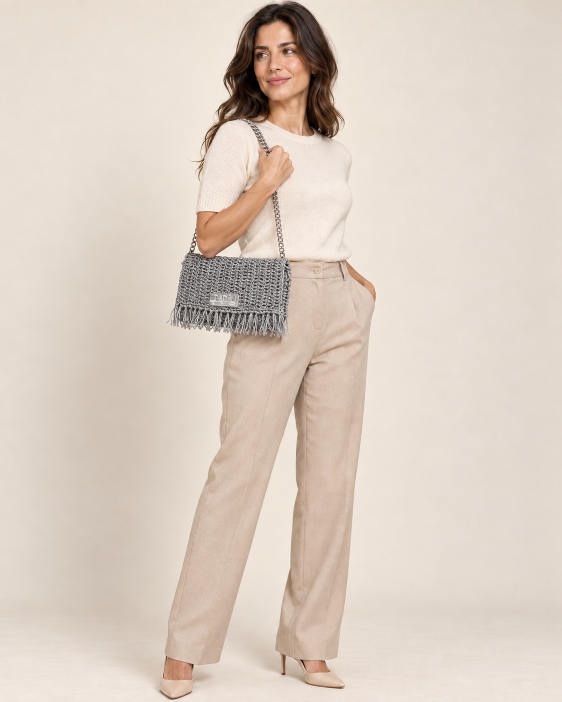 Anteprima IA: modella di riferimento con la borsa Charlotte