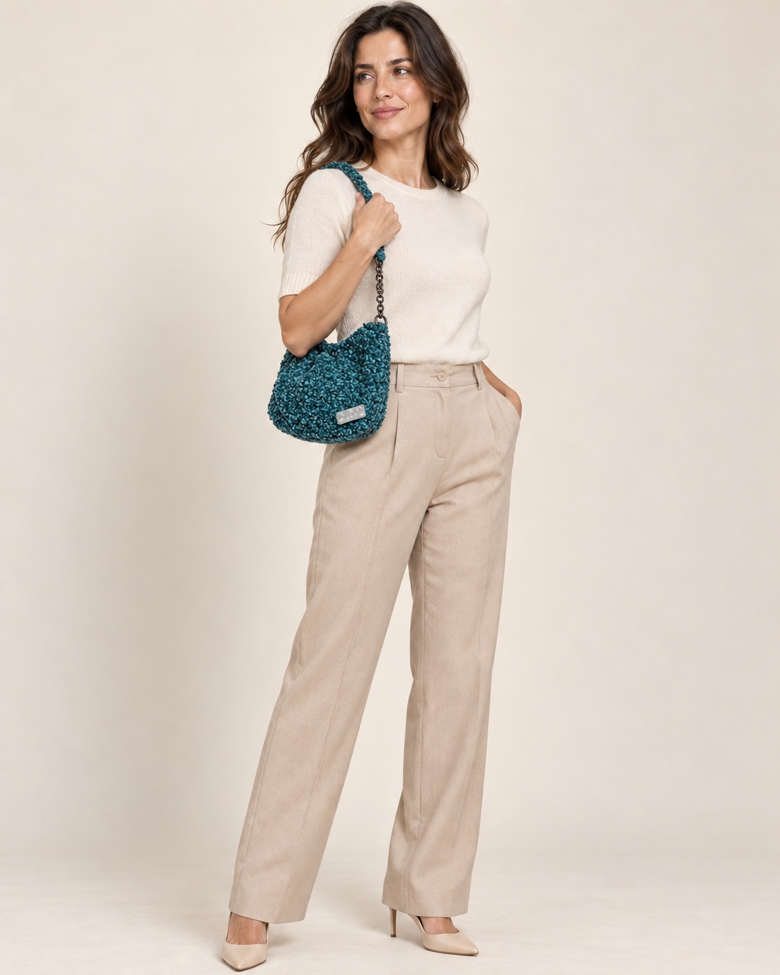 Anteprima IA: modella di riferimento con la borsa Flora