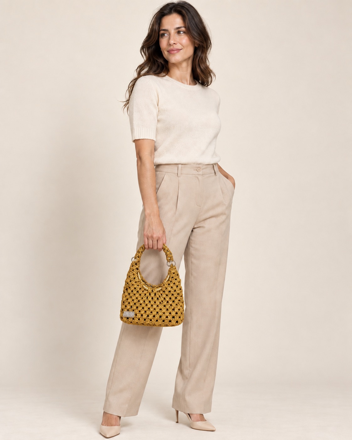 Anteprima IA: modella di riferimento con la borsa Glory