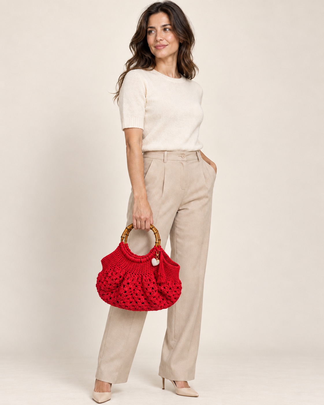 Anteprima IA: modella di riferimento con la borsa Hobo-Bambù