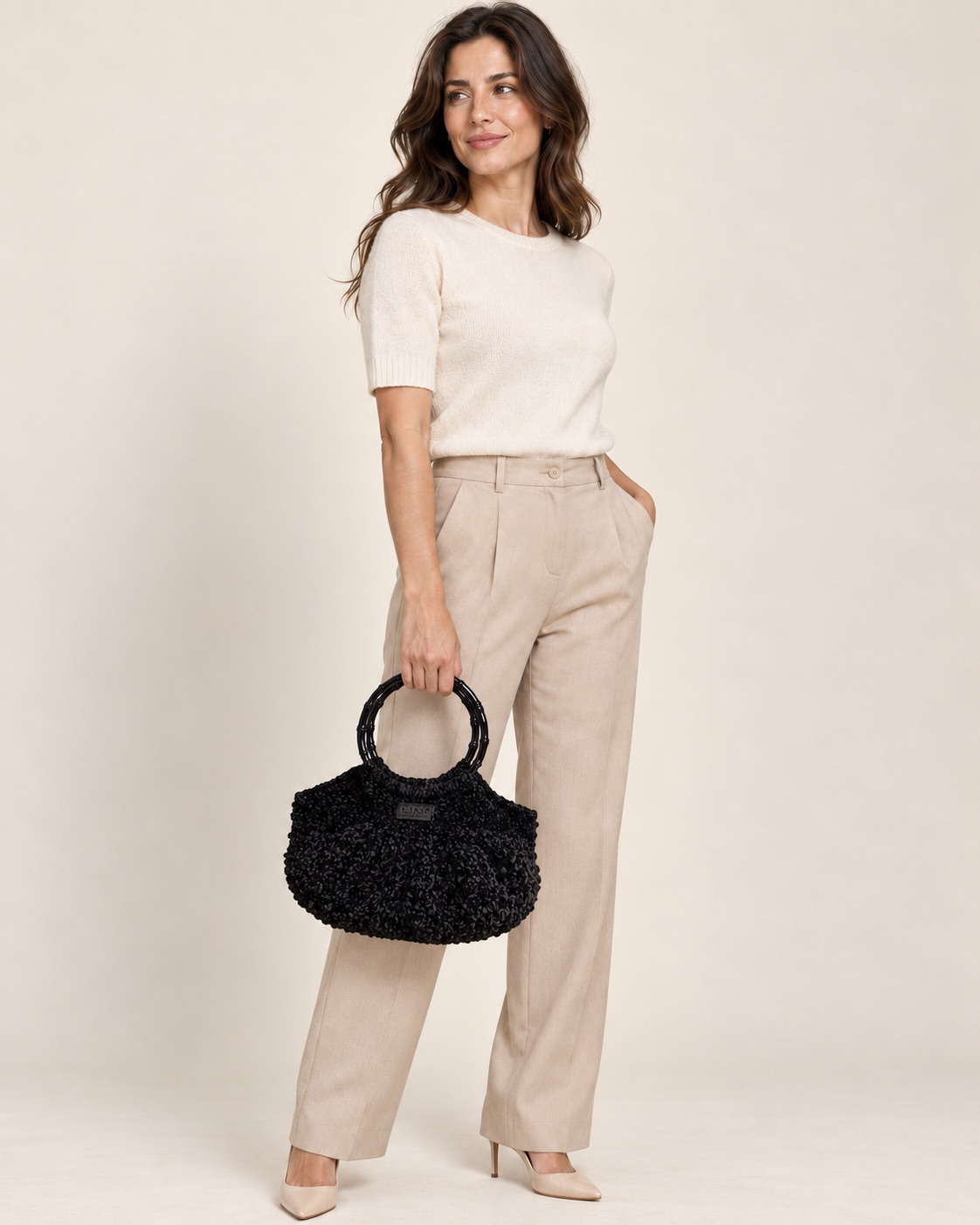 Anteprima IA: modella di riferimento con la borsa Iris