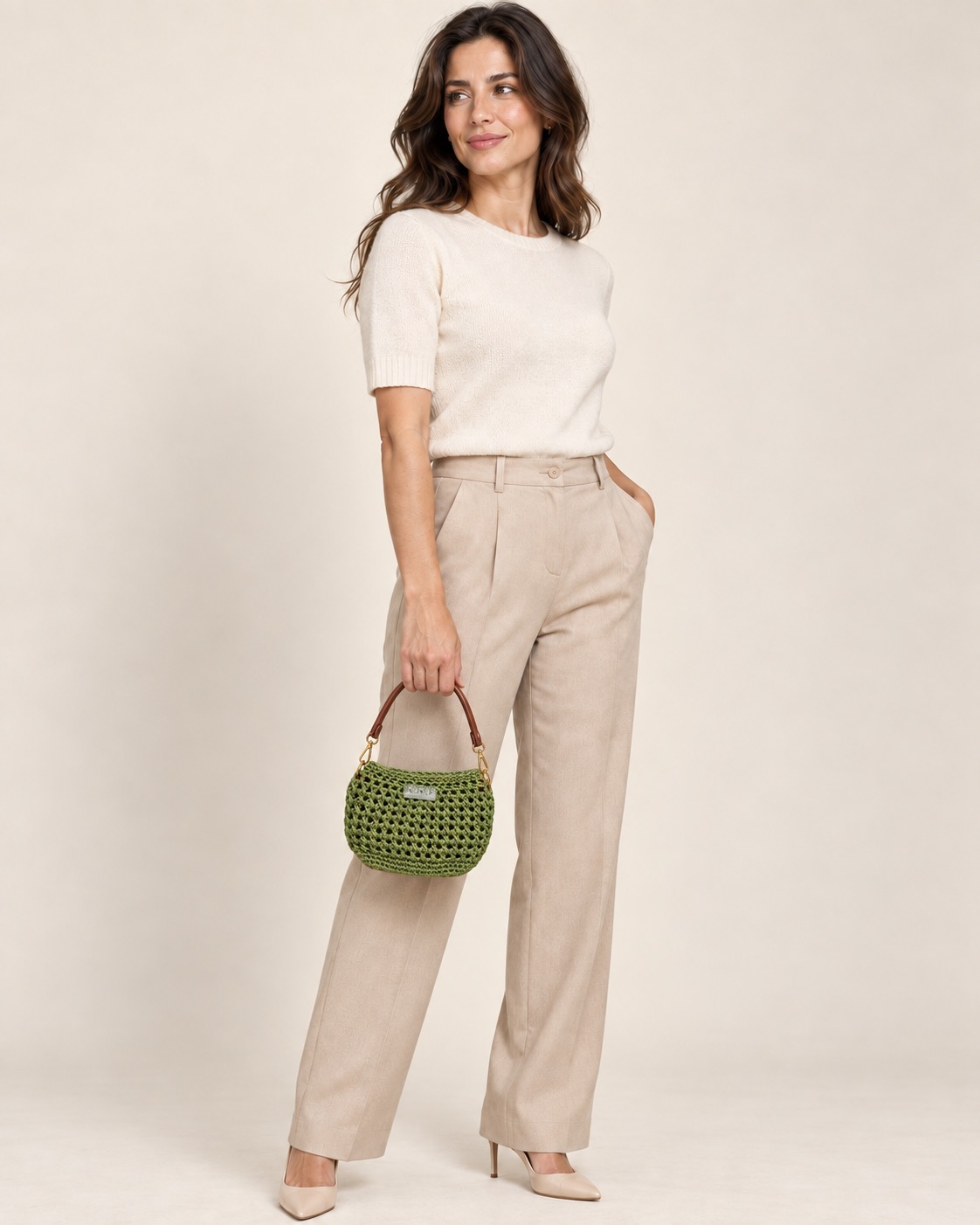 Anteprima IA: modella di riferimento con la borsa Luna