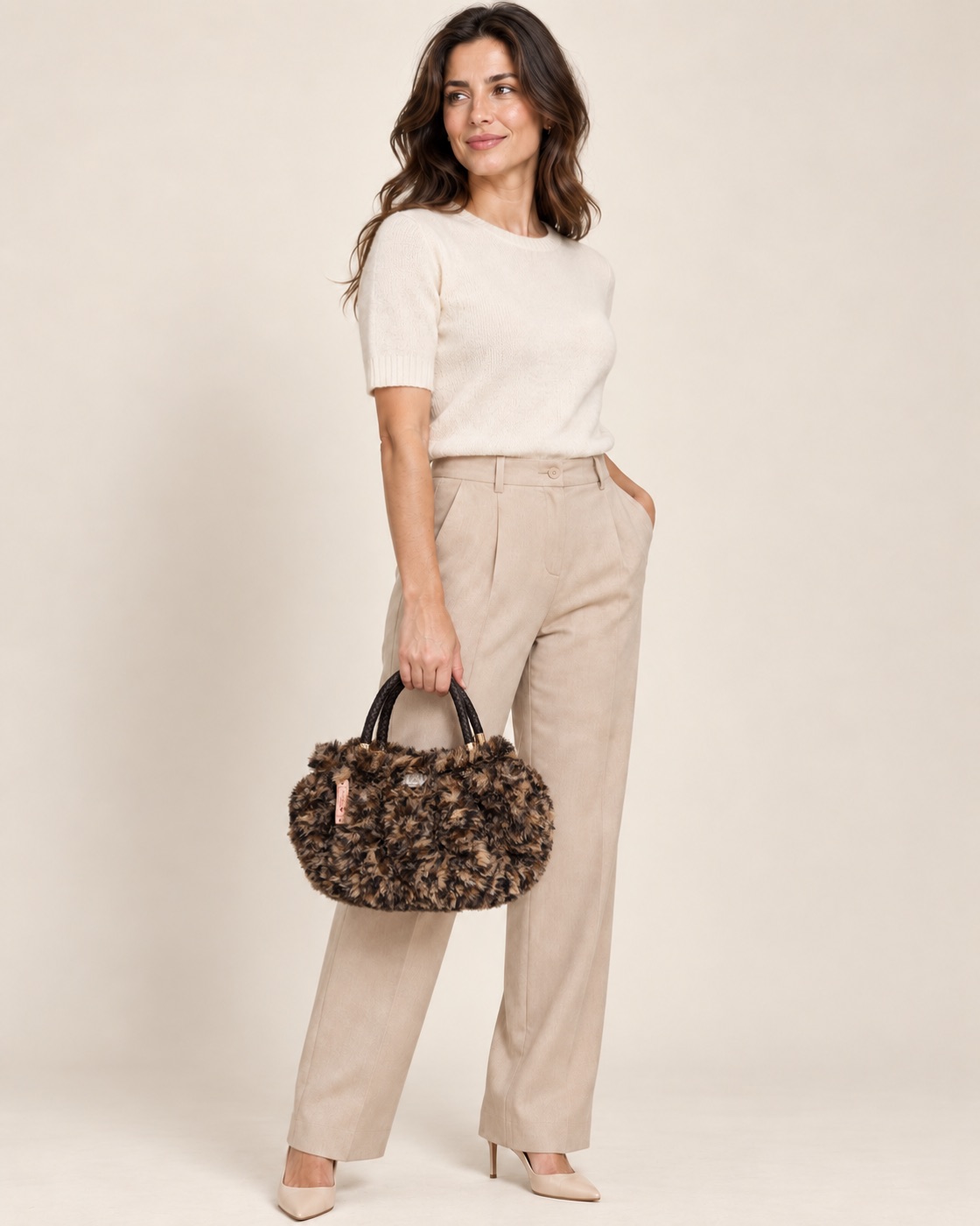 Anteprima IA: modella di riferimento con la borsa Mini Teddy FIVE