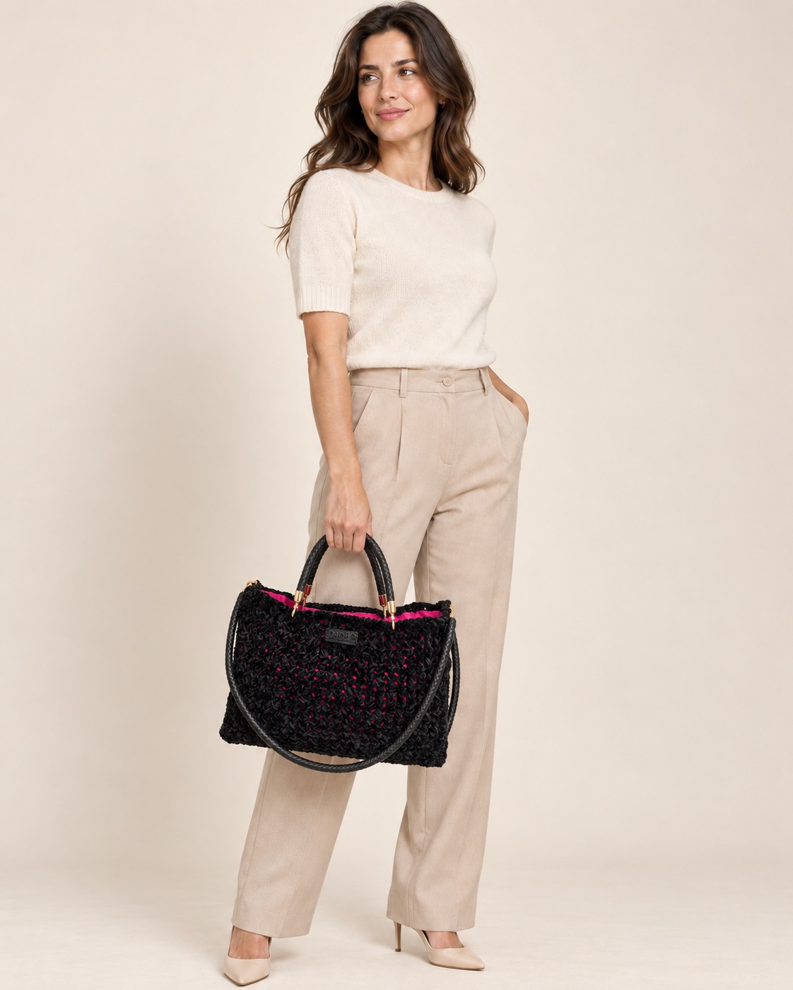 Anteprima IA: modella di riferimento con la borsa Orchidea