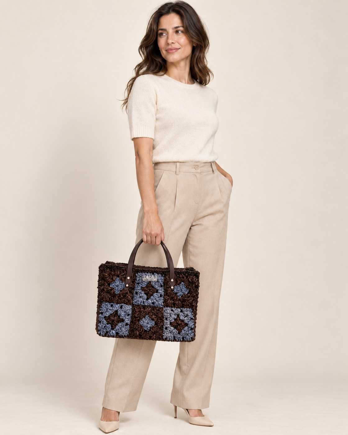 Anteprima IA: modella di riferimento con la borsa Primula