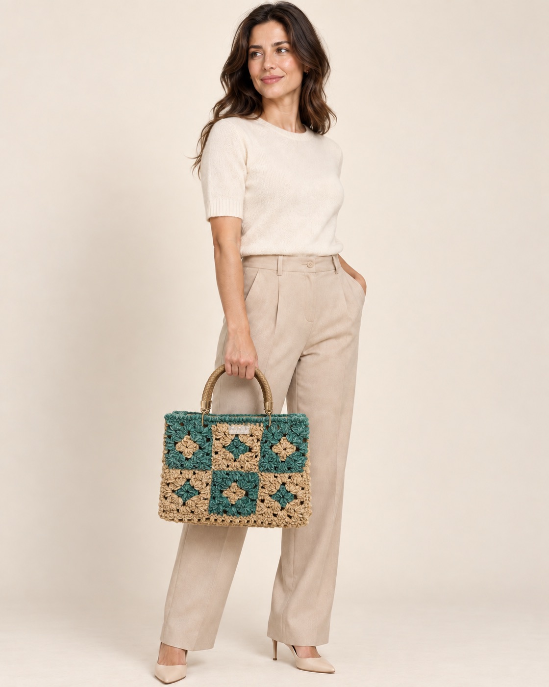Anteprima IA: modella di riferimento con la borsa Primula One