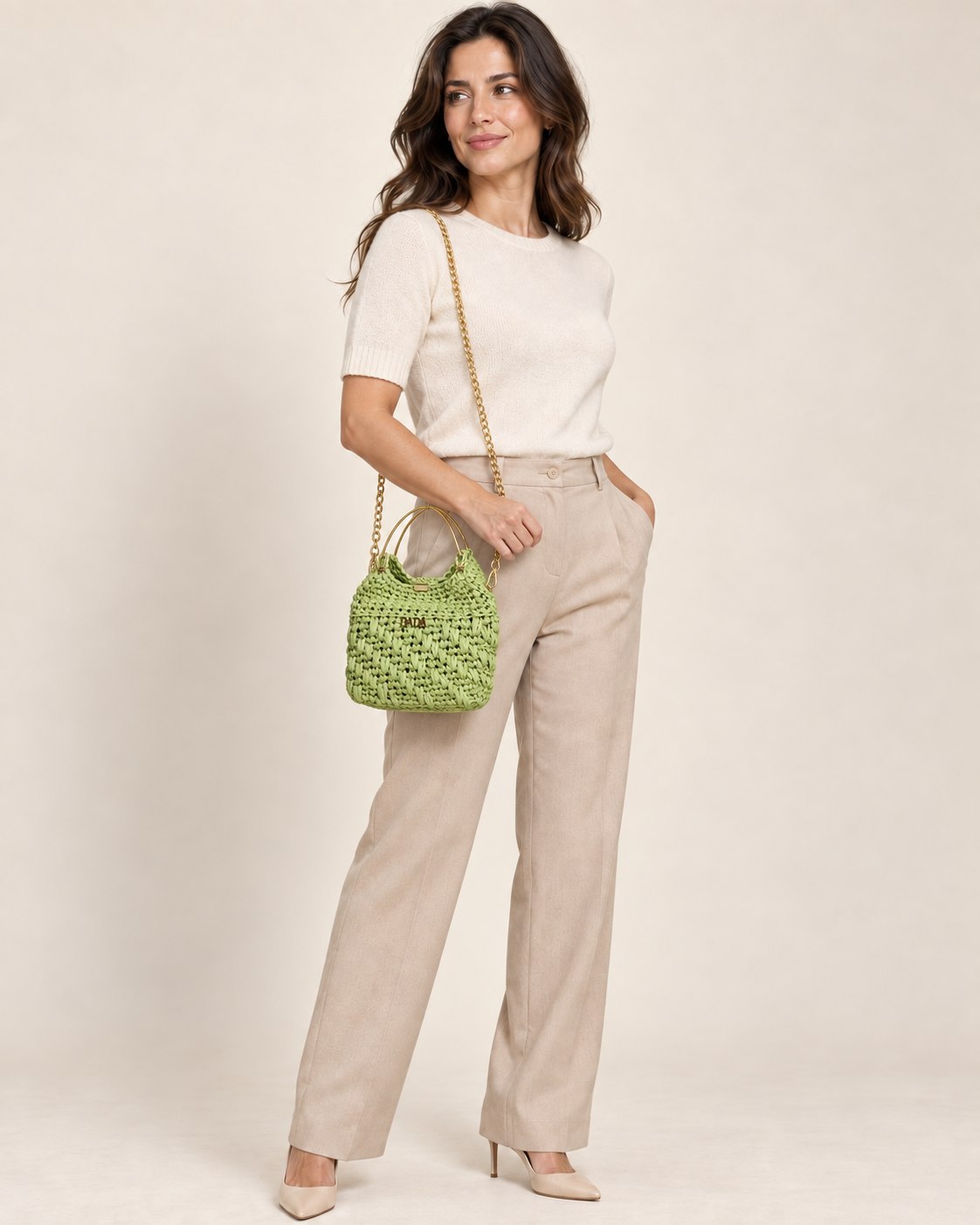 Anteprima IA: modella di riferimento con la borsa Spring