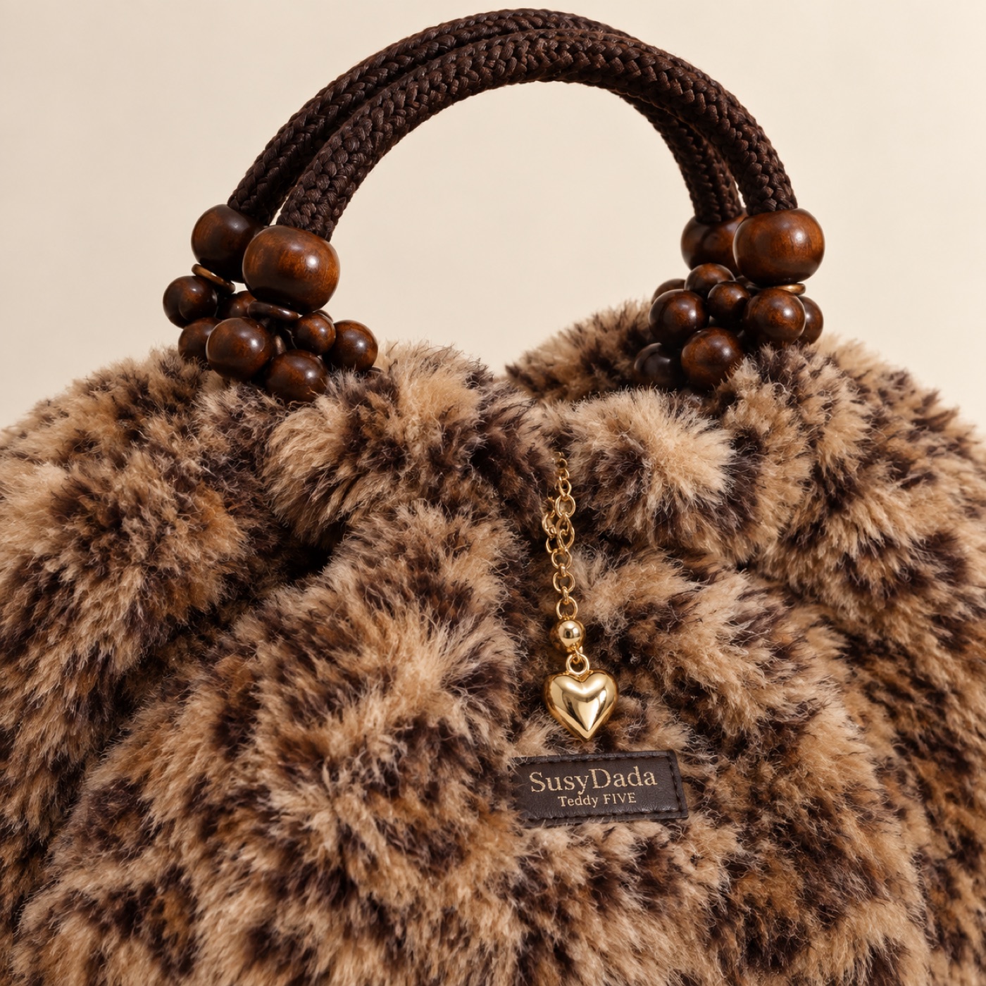 Ricostruzione IA — Teddy FIVE: I manici in corda e legno