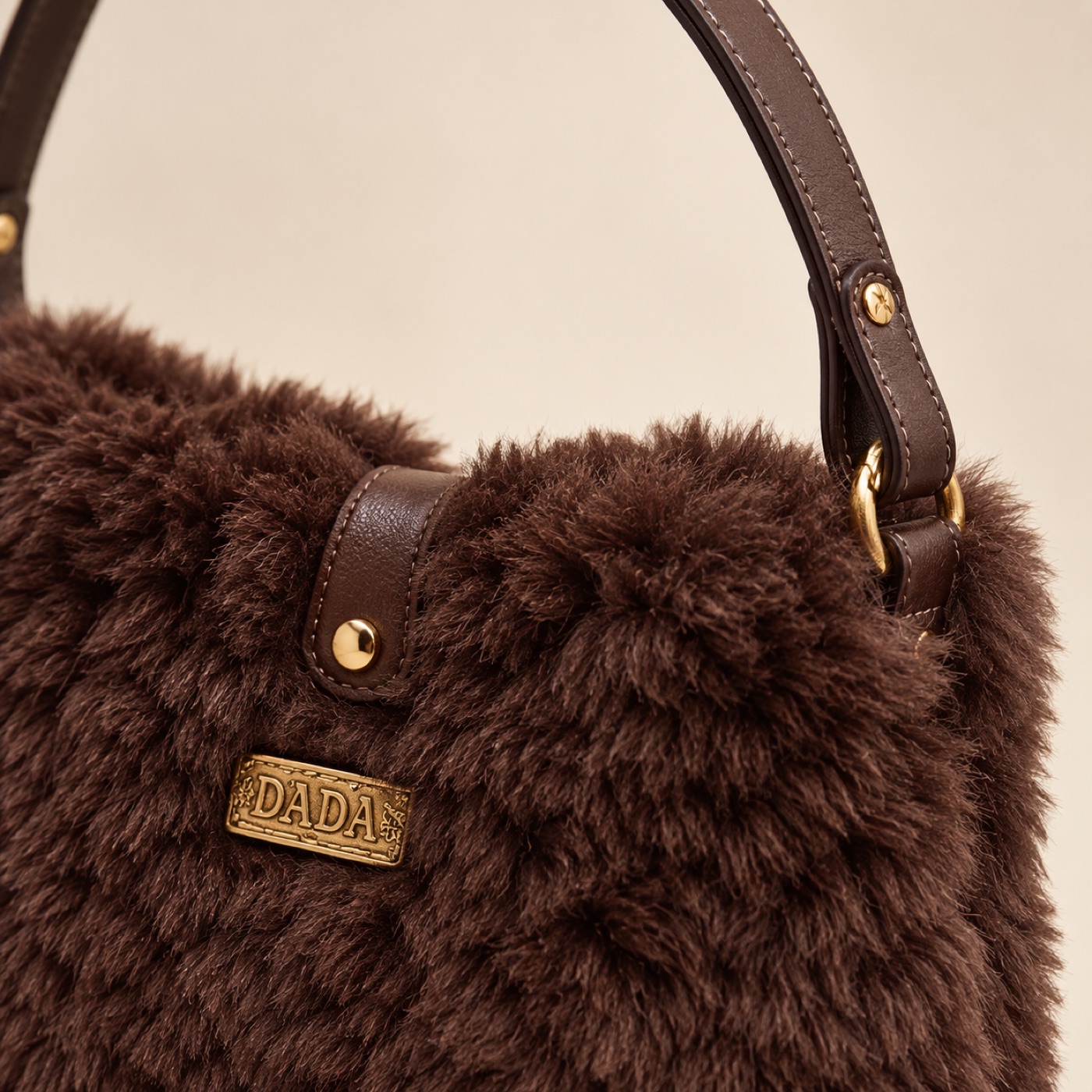 Ricostruzione IA — Teddy Glassé 1: La tracolla marrone