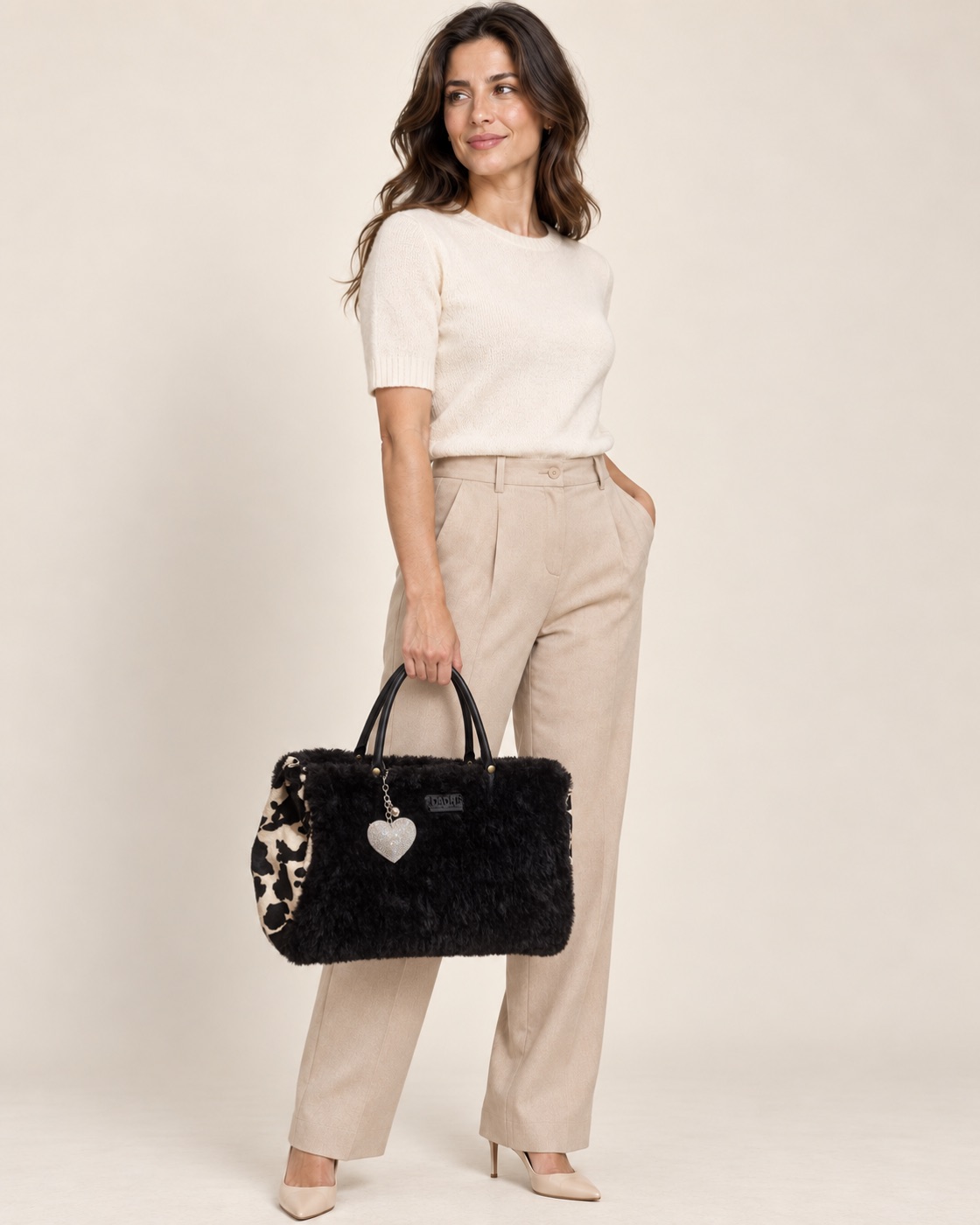 Anteprima IA: modella di riferimento con la borsa Teddy Muu 4