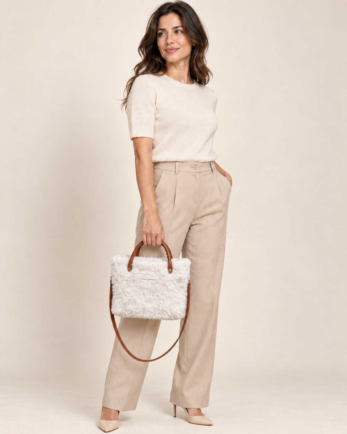 Anteprima IA: modella di riferimento con la borsa Teddy SIXTEEN