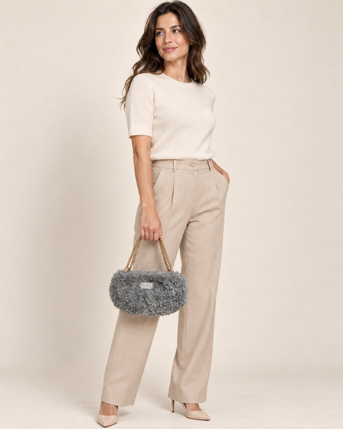 Anteprima IA: modella di riferimento con la borsa Teddy THIRTEEN