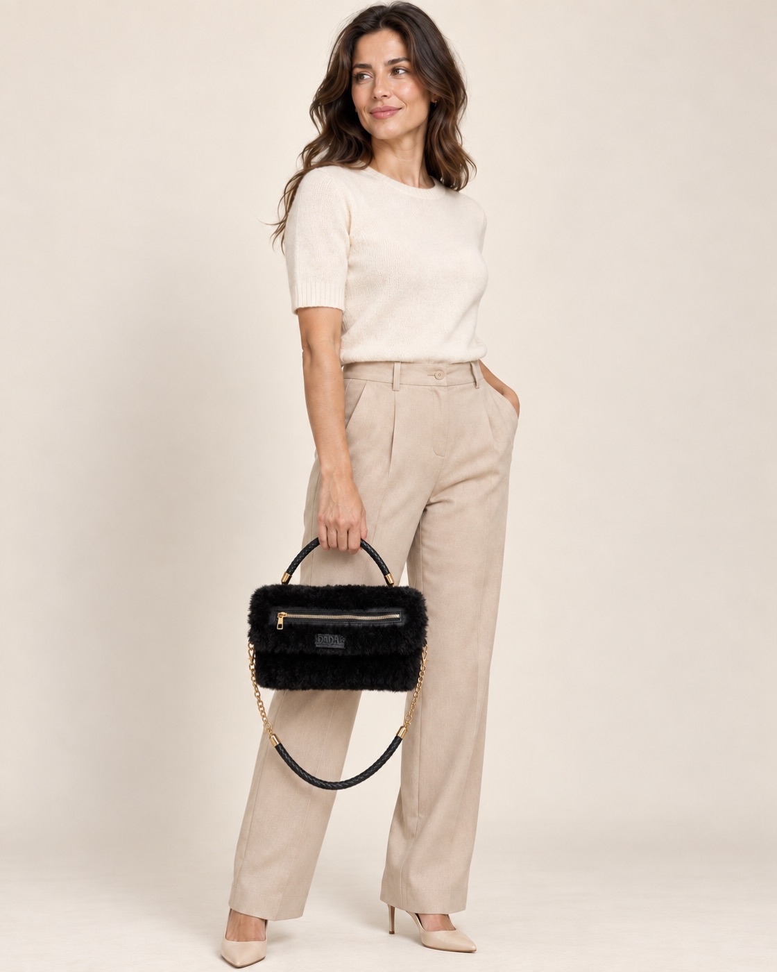 Anteprima IA: modella di riferimento con la borsa Teddy ZIP