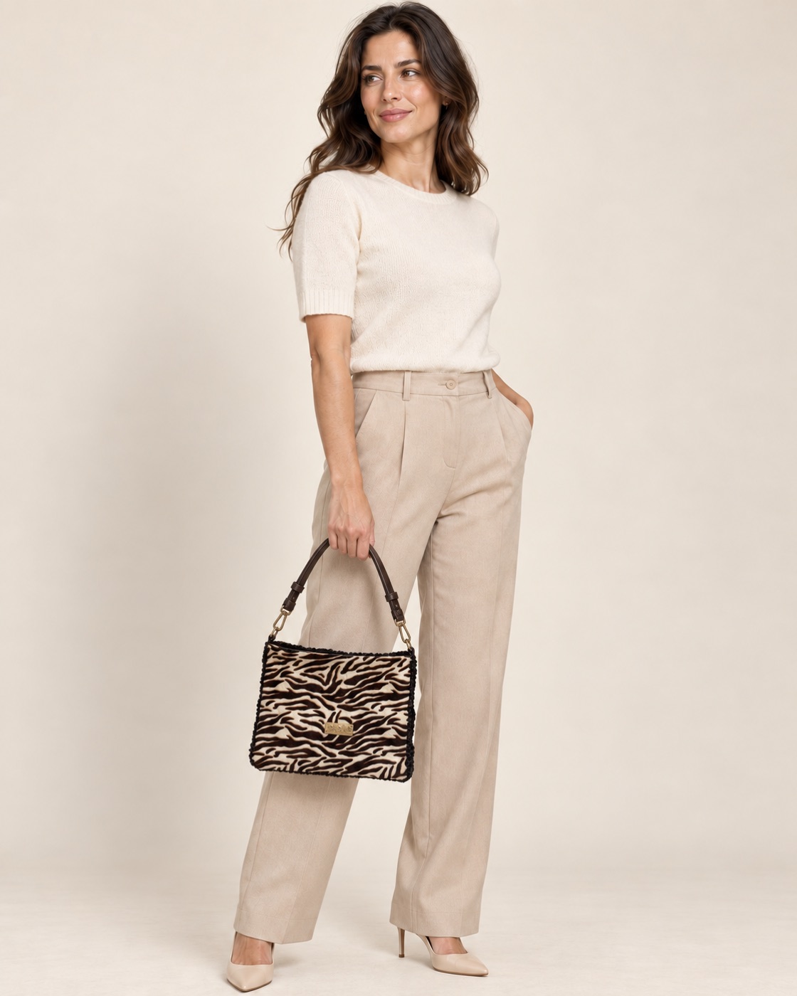 Anteprima IA: modella di riferimento con la borsa Tigre 1