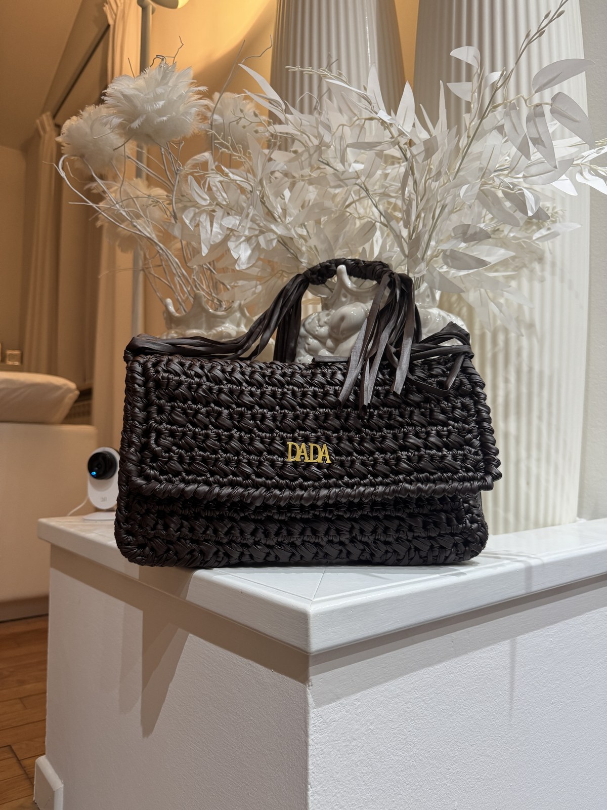 Borsa Aurora all’uncinetto in filato ecopelle marrone, con patella e manico con frange