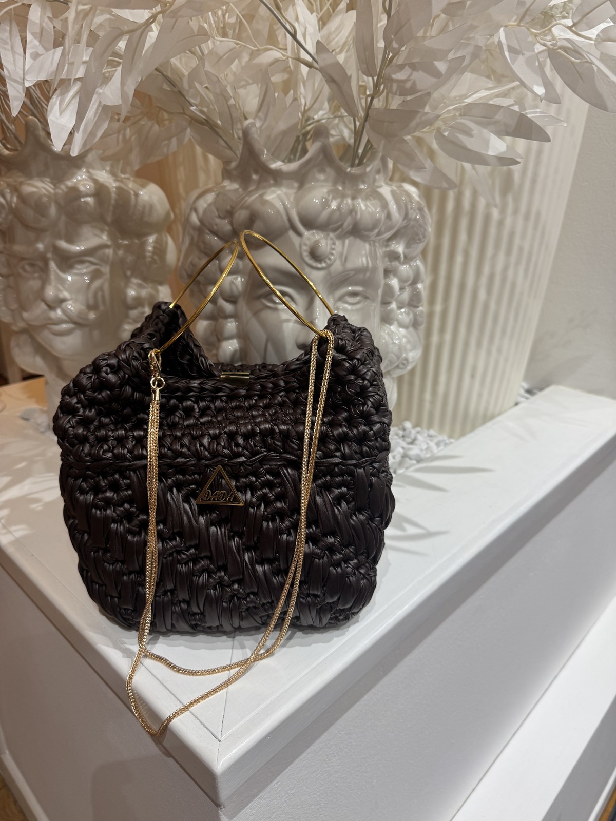 Borsa Carla in ecopelle marrone, con cerchi dorati e tracolla in catena