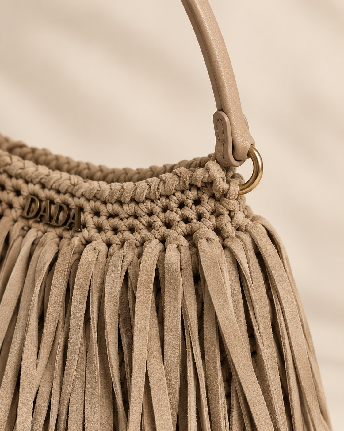 Ricostruzione IA — Charlotte beige: Il manico in ecopelle