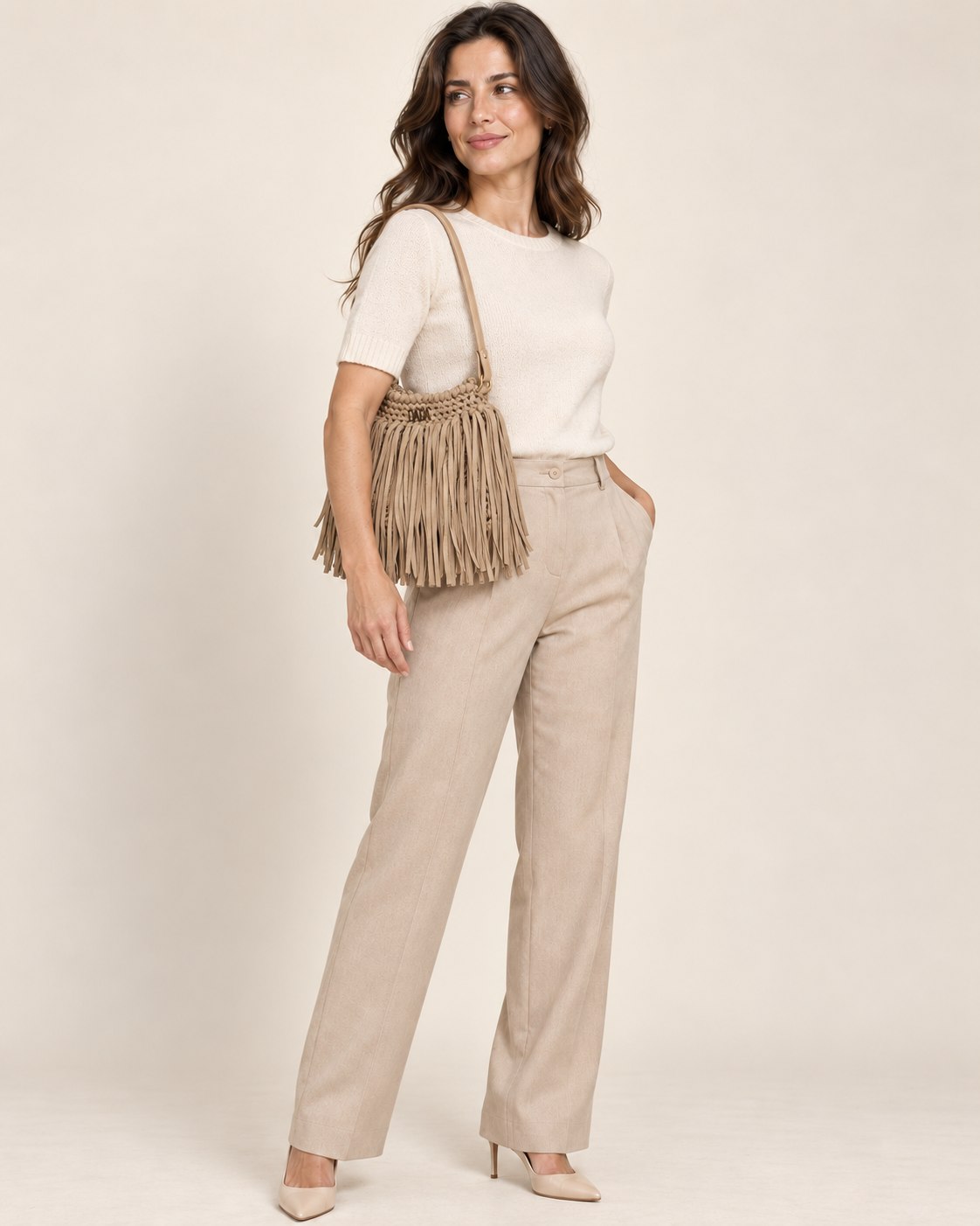 Anteprima IA: modella di riferimento con la borsa Charlotte beige