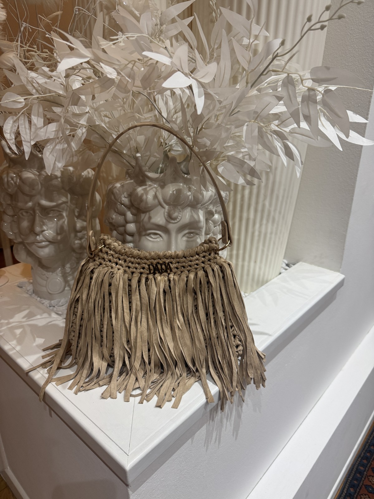Borsa Charlotte beige in filato daino, rivestita di frange e con manico in ecopelle beige