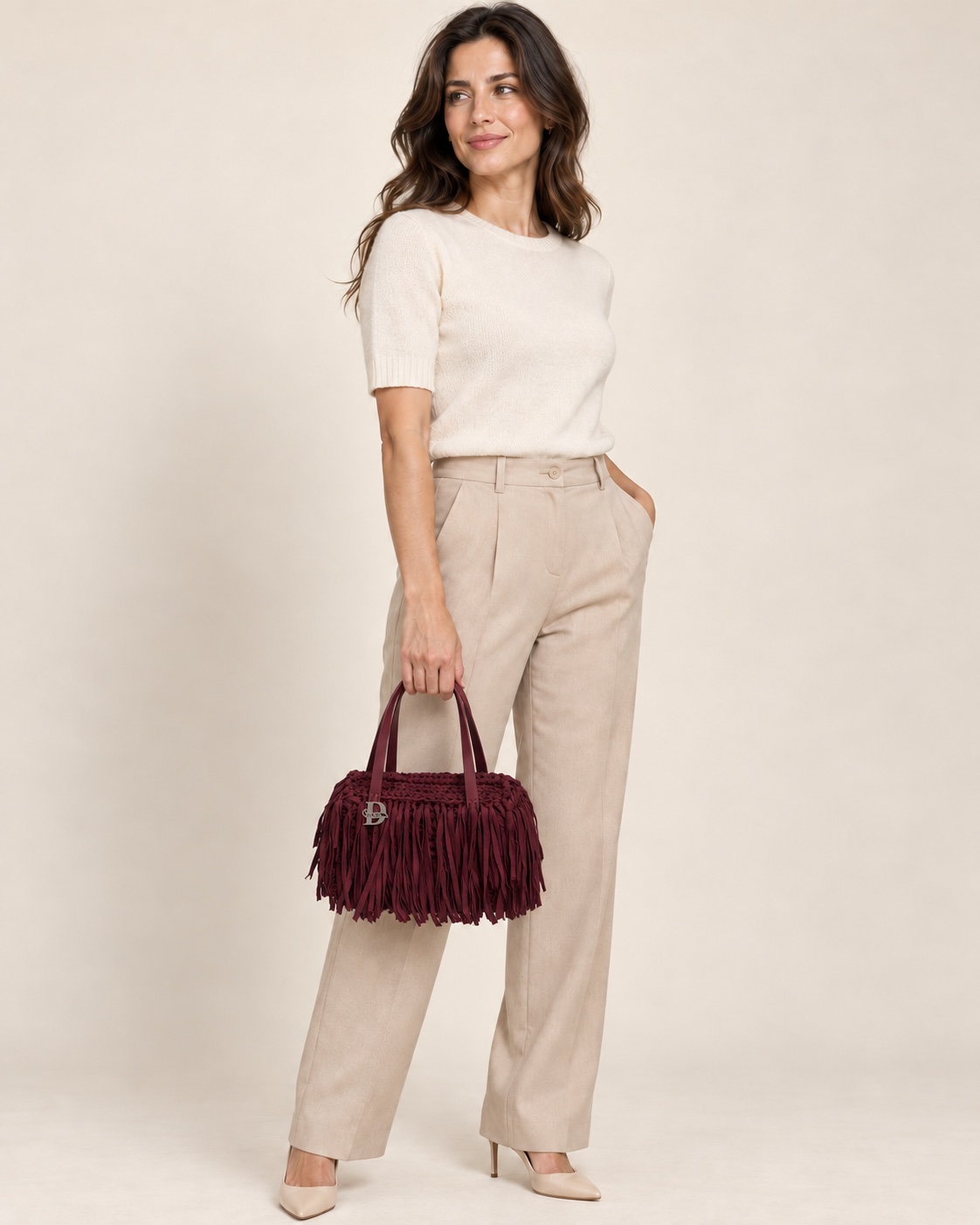 Anteprima IA: modella di riferimento con la borsa Elettra