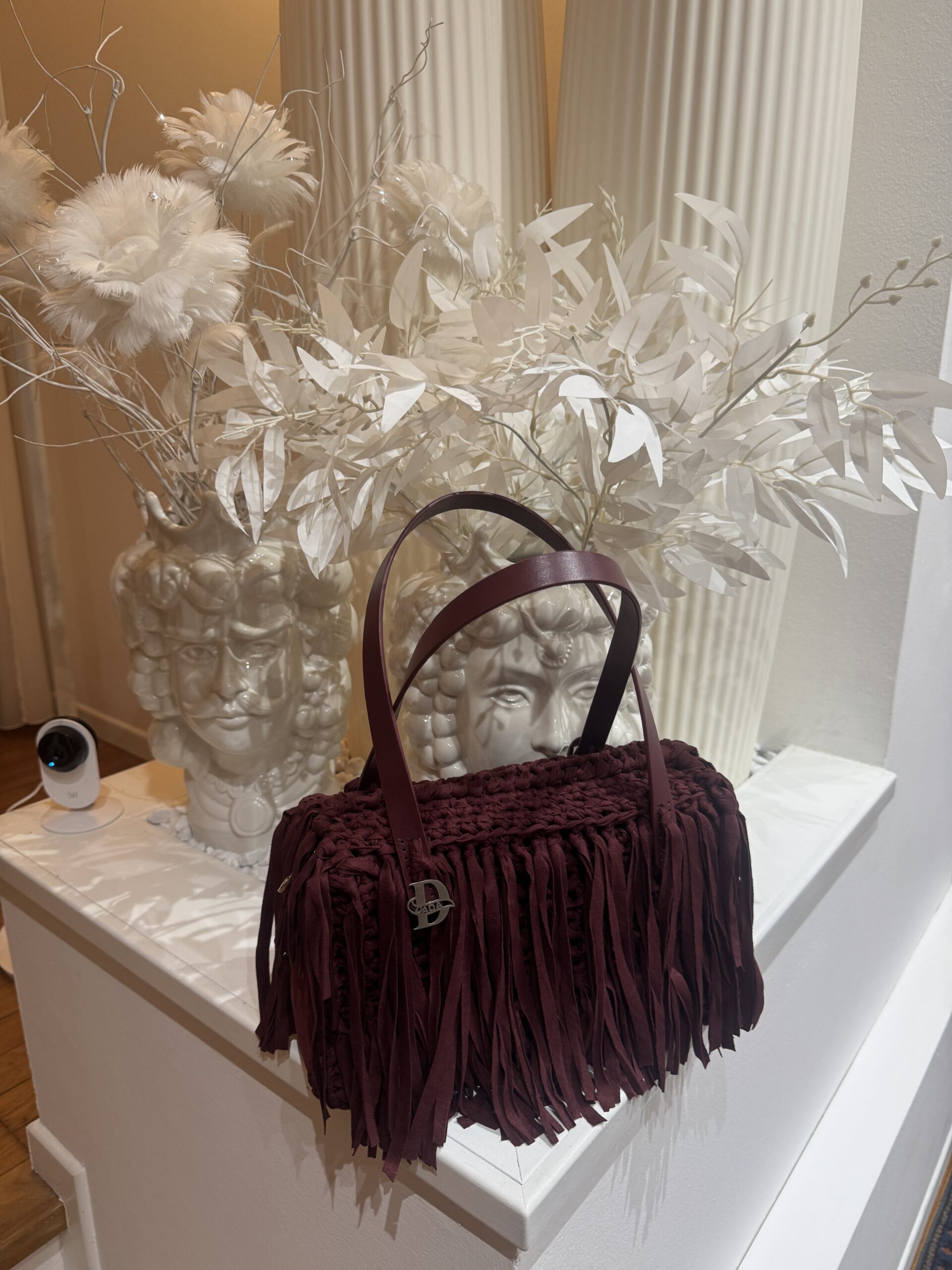 Borsa Elettra in filato daino burgundy, con manici in ecopelle e frange di diverse lunghezze