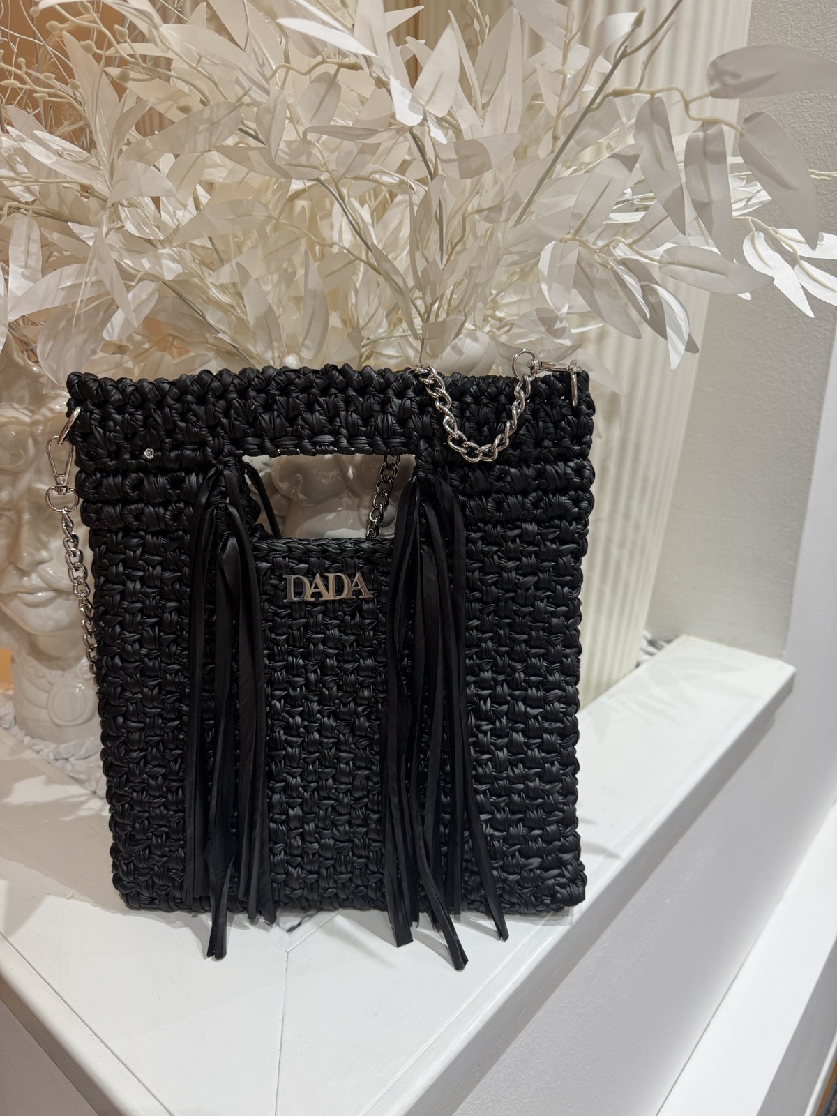 Borsa Fausta in ecopelle nera, con manici incorporati, frange e catena color argento