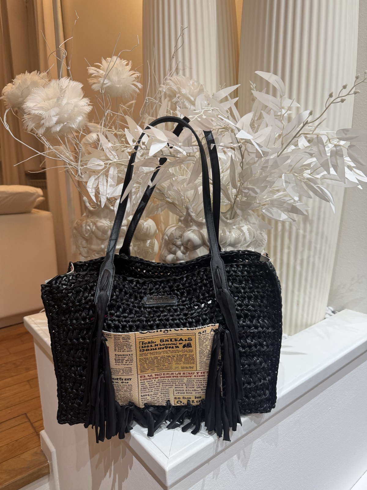 Borsa Mariella all’uncinetto in filato ecopelle nero, con tasca stampa giornale e frange