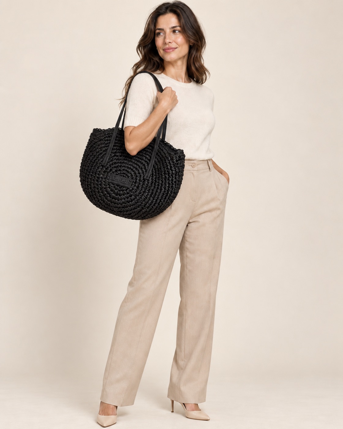 Anteprima IA: modella di riferimento con la borsa Raf Calypra